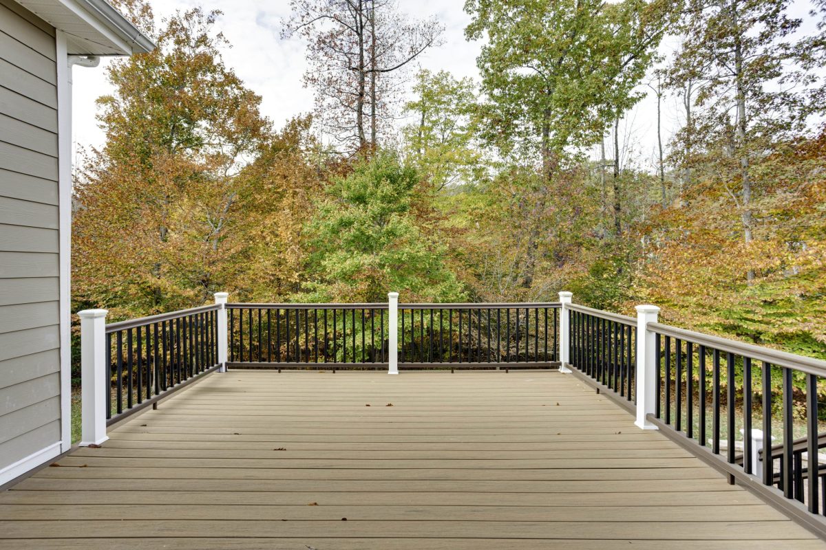 backyard-deck-with-black-railings-fall-colors-min